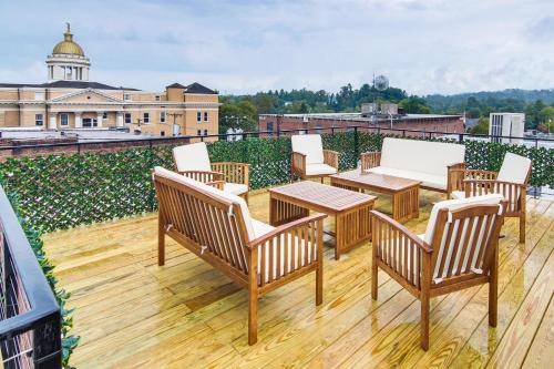 Modern Dtwn Condo with Balcony in Hendersonville