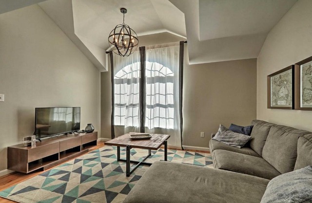 Modern Elizabeth Apt by Dining and NYC Transit!