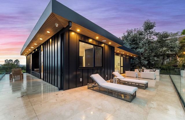 MODERN ESTATE IN HEART OF BEVERLY HILLS