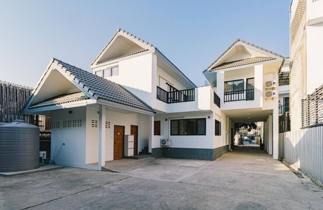 Modern Family House - 4 Bedrooms 5 Mins From Old Town With Gallery - Deja Home