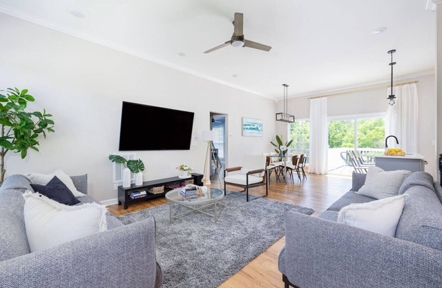 Modern Family Stay | 10 Mins to Downtown & BNA