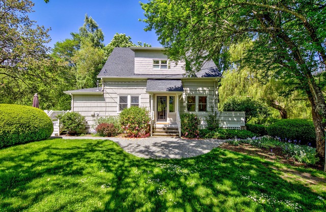 MODERN FARMHOUSE with hot tub, spacious deck on 2 acres!