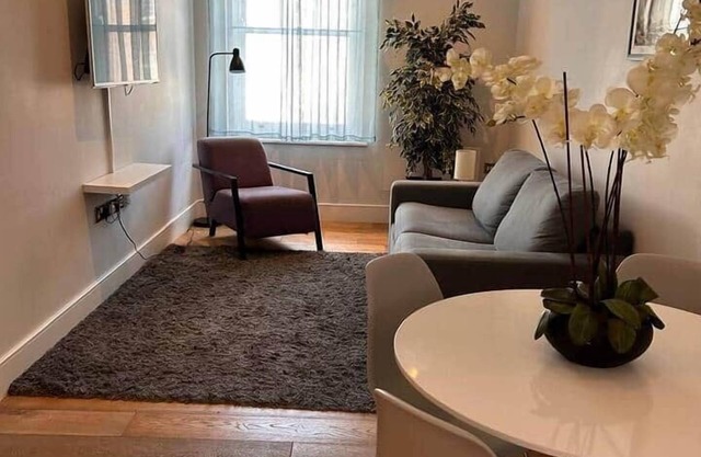 Modern Flat Next to Station - 10 mins to Central