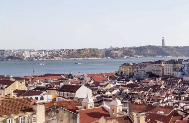 "Modern Flat with Balcony Overlooking Tagus River, Near Castelo