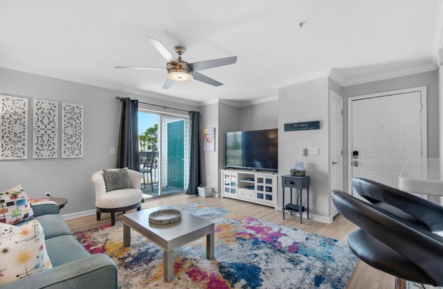 Modern, Fully Updated Destin Condo Near the Beach. A Dog Friendly Peaceful Oasis