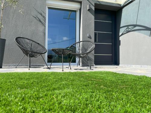 Modern Garden Apartment - City & Mountain View