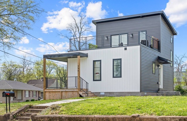 Modern Getaway walkable to Downtown Clarksville!