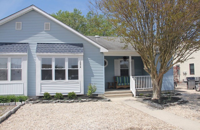 Modern Getaway within walking distance to the harbor!