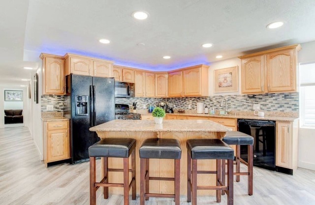 Modern Guest Suite, King Ensuite, Downtown Airport