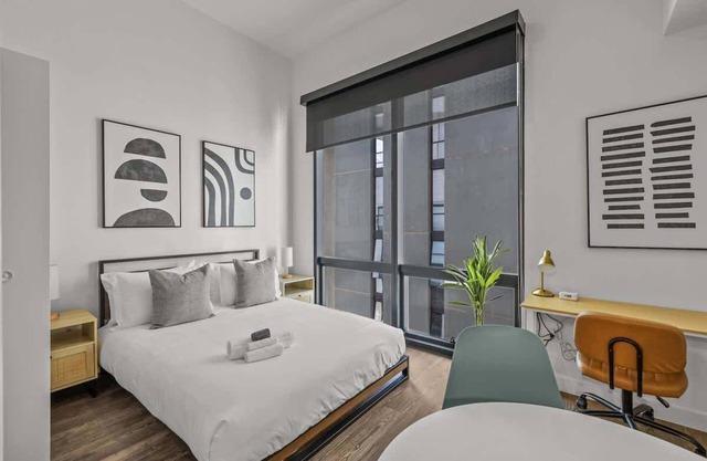Modern Highrise STU w/Sky Pool, Parking, Gym 09