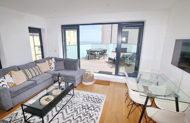 Modern Home for Small Groups by Stones Throw Apartments - Free Parking - Sea View