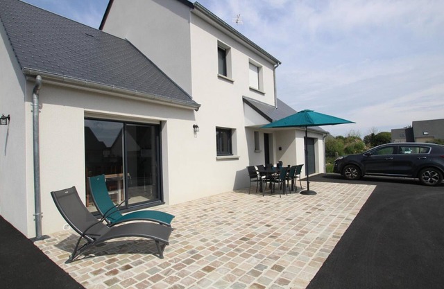 Modern Home with Private Garden, Near Beach and Attractions