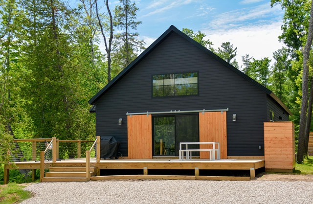 Modern home in Glen Arbor. Steam shower. Walk to lake. Air conditioning.