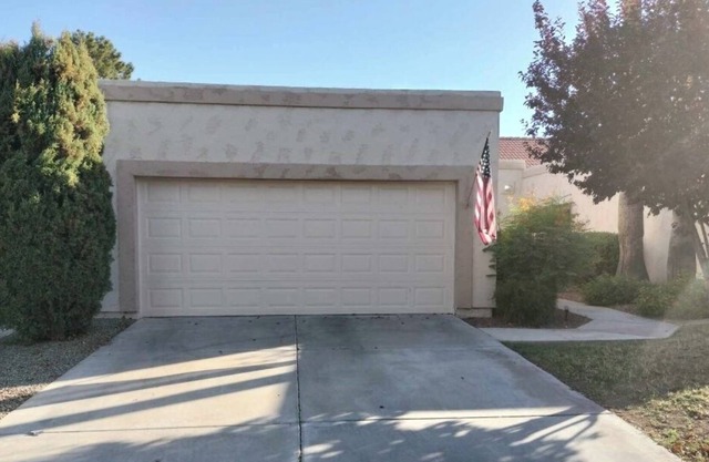 Modern home in quiet golf community!