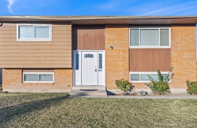 Modern Home- near airport