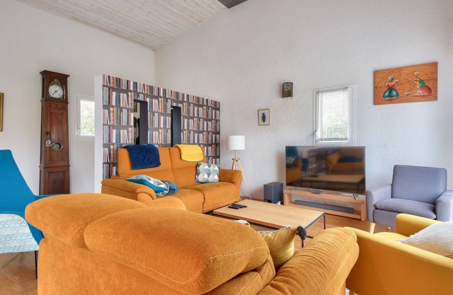 Modern house with garden for 12 people