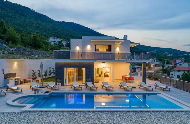 Modern house for 12 people near a pebble beach, sea view