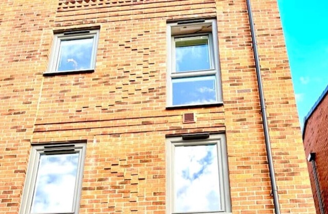 Modern house in Wakefield city centre with parking