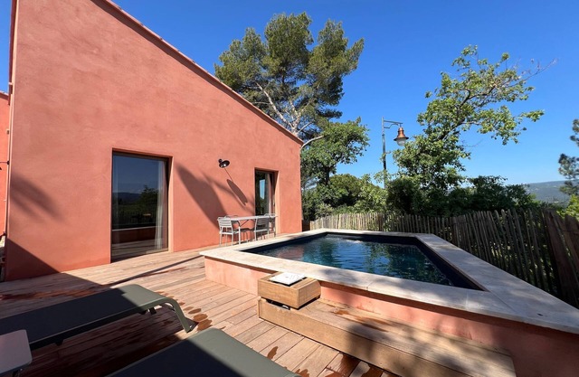 Modern house with swimming pool and Mont Ventoux view