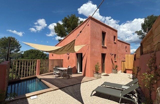 Modern house with swimming pool and Luberon view