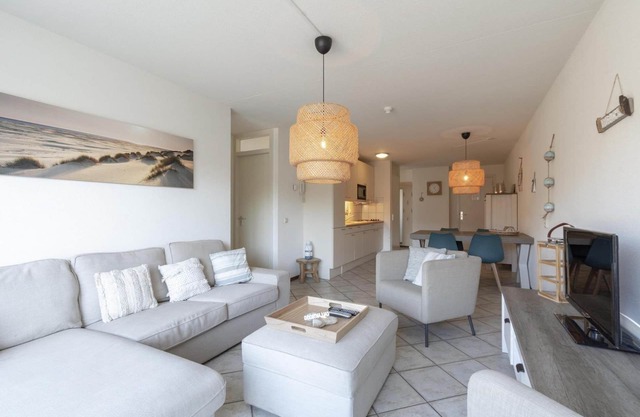 Modern Ingericht Vakantieappartement met Groot Balkon, Direct Tegenover de Strandopgang van Callantsoog Gelegen