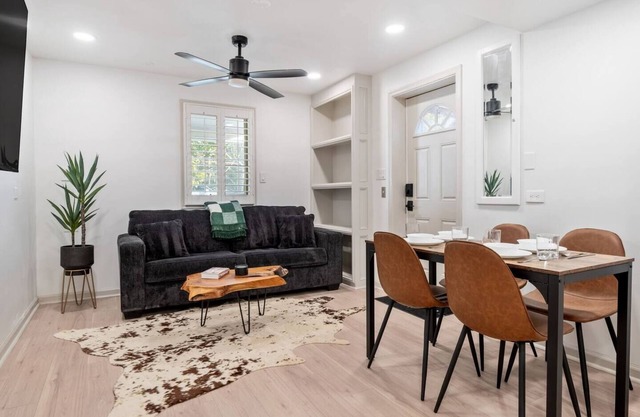 Modern King Bed | 15 Min to DC | Backyard