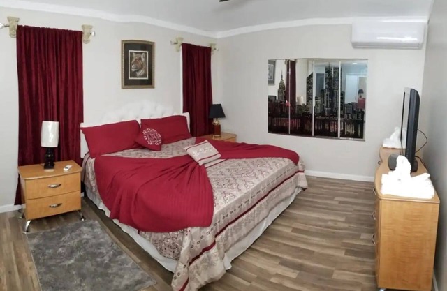 Modern King Studio Apt w/Private Entrance