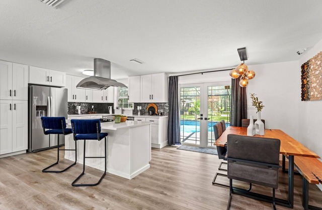 Modern Lakefront- Pool Home