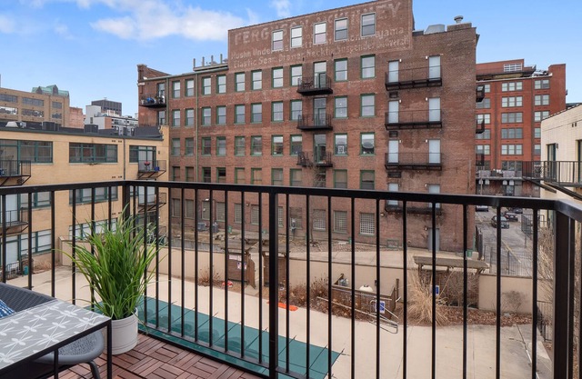 Modern loft w/ Pool- sleeps 4 —3 mins to americas convention center