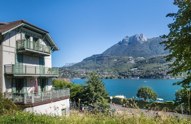 "Modern Loft" with view/private access to Annecy Lake