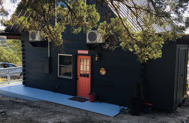 Modern LONGHORN CABIN with views-Near Hidden Falls Park-2 acres, 2 min to lake