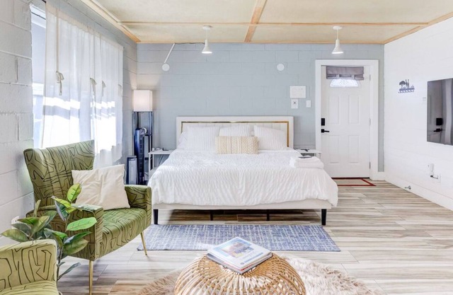 Modern Luxe Studio + Free Gated Parking + King Bed