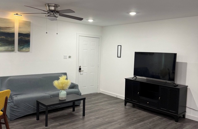 Modern luxe townhomen-15 minutes away from downtown