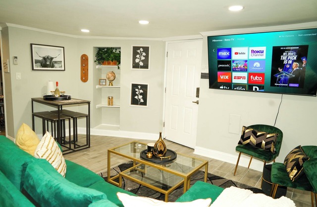 Modern Luxury 1-BR ★ With Free Parking ★ Walk to Metro ★ Pet Friendly!