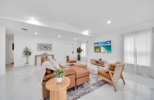 Modern Luxury Retreat - Centrally Located in WPB