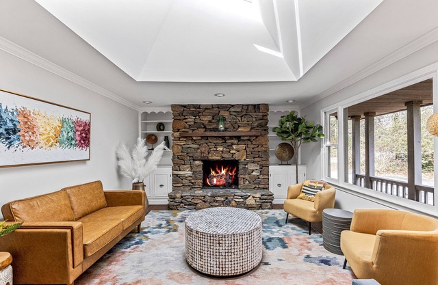 Modern Luxury Woodland Hendo Haven w/hot tub