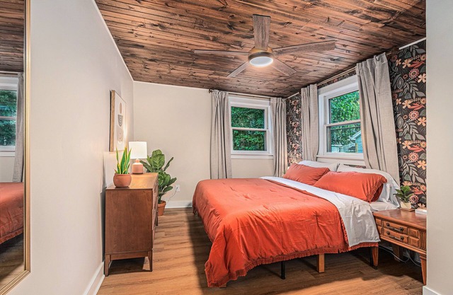 Modern Midtown Apartment 1M; Downtown Fun!