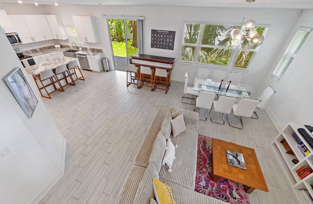 Modern, Mins to Beach and Downtown, Steps to Arlington Park