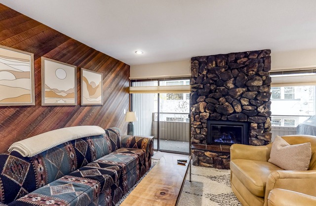 Modern Mountain Gem near Lifts w/Free WiFi, Gas Fireplace, Shared Hot Tub/Sauna