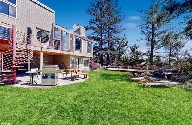 Modern mountain home with scenic viewsnn