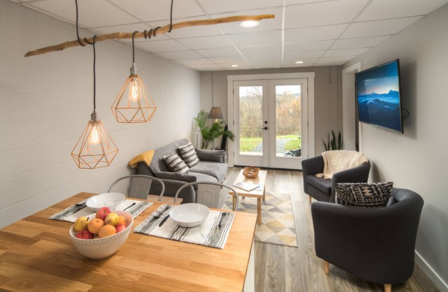 Modern Mountain Retreat Near the Parkway *Basement Apartment*