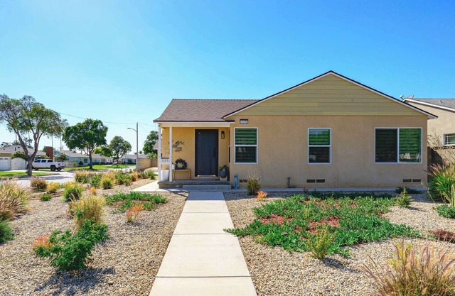 Modern New 3B Home Fully Stocked & Cozy & Sunlight