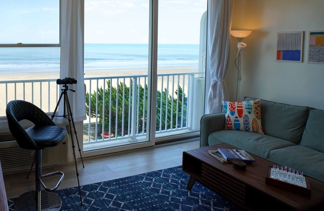Modern Oceanfront Condo + Pool near Top Dining