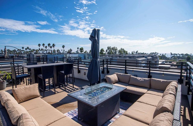 Modern Oceanside Retreat, Rooftop Deck & Ocean View