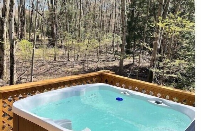 Modern Poconos House, 3br 2ba, HOT TUB, Privaten