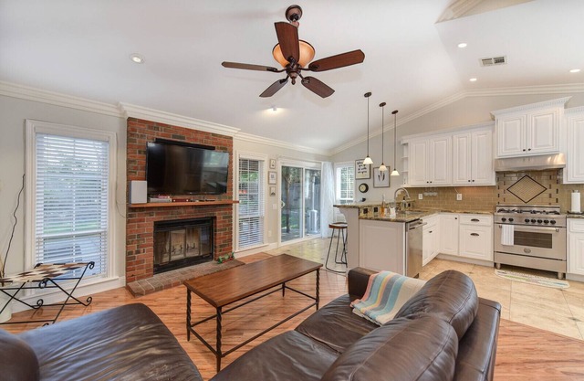Modern private 3 bed/2 bath home close to freeway/shopping/dining