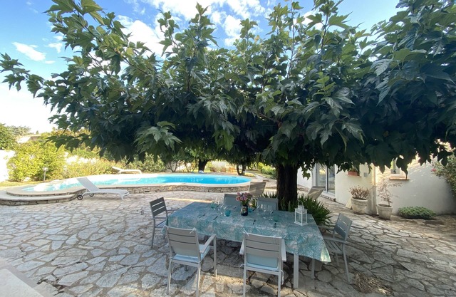 Modern Provençal country house with pool and garden near Avignon