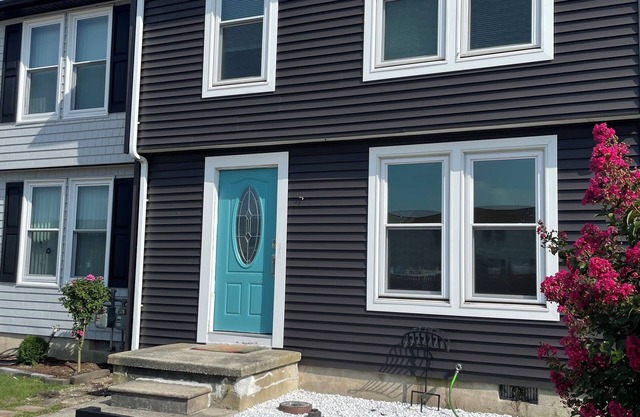 Modern & Recently Renovated Beach house. Sleeps 6