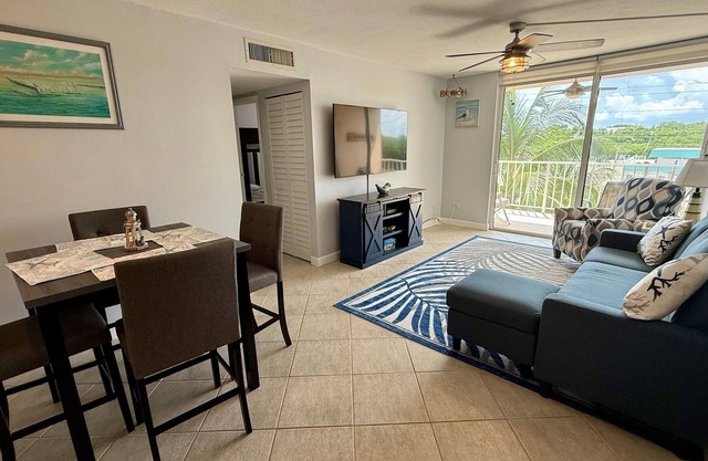 Modern remodeled 2 bedroom Apt - Summer Sea 434
