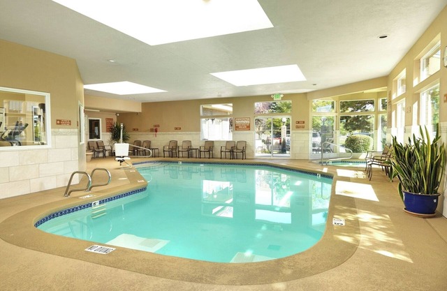 Modern Retreat Complimentary Breakfast, Indoor Pool & Shuttle Convenience